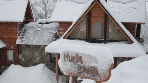 Cabañas turistiche a San Martin de Los Andes, durante una nevada